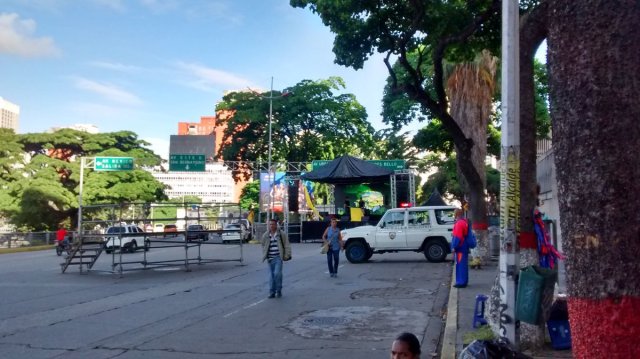 Foto: Montan tarima roja en la avenida Libertador / Cortesía