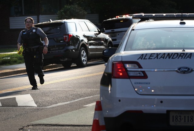 Policías presentes en el lugar del tiroteo en Virginia, Estados Unidos / FOTO Alex Wong/Getty Images/AFP