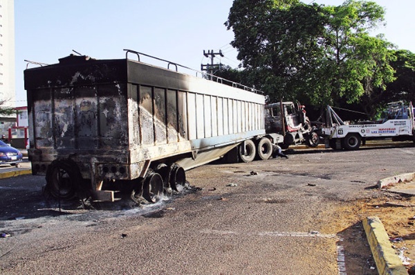 Camión quemado - Maracaibo 20Junio