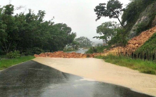 Fuertes lluvias ocasionan derrumbe en la troncal 5 (foto)