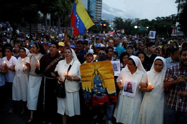 Opositores realizaron una vigilia en honor a Neomar Lander. REUTERS/Carlos Garcia Rawlins