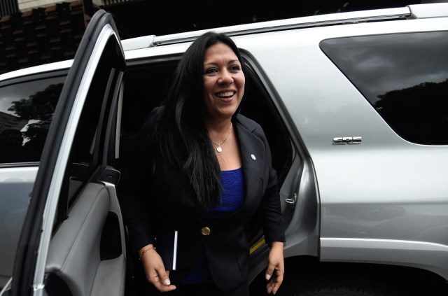 Katherine Haringhton, llega al Ministerio Público de Caracas el 6 de julio de 2017, donde se le negó la entrada. Foto: AFP PHOTO / Juan BARRETO