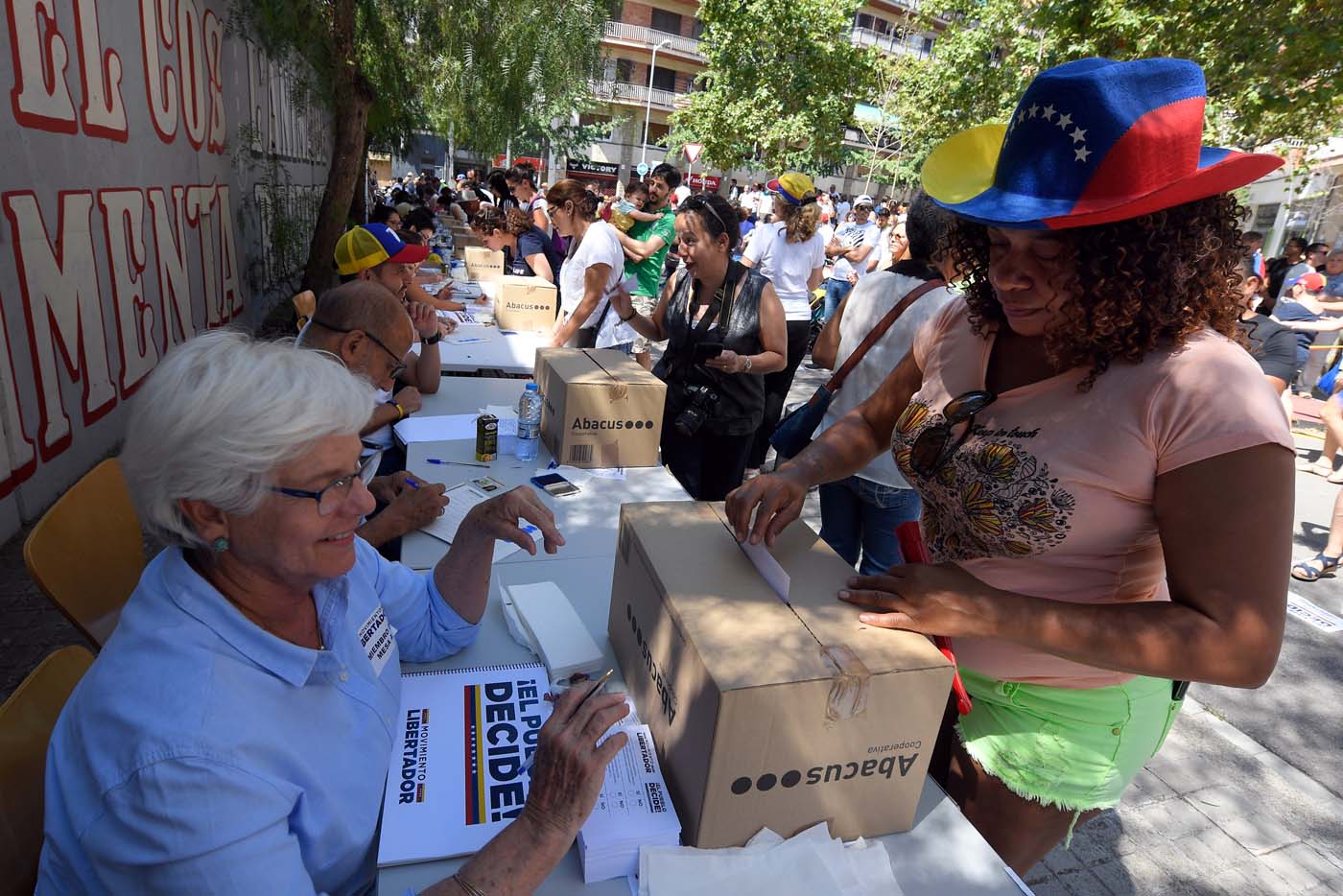 Un 98% de votantes en consulta popular rechaza constituyente de Maduro