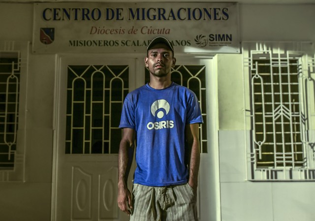 El venezolano Rafael Mendoza espera para obtener comida y refugio frente al Centro de Migración en Cucuta, al norte del departamento de Santander, Colombia el 26 de julio de 2018. Unos 25.000 venezolanos cruzan a Colombia y regresan a su país diariamente con alimentos, consumibles y dinero de trabajo ilegal, según fuentes oficiales. Además, hay 47.000 venezolanos en Colombia con estatus migratorio legal y otros 150.000 que ya han completado los 90 días permitidos y ahora están sin visa. / AFP PHOTO / Luis Acosta