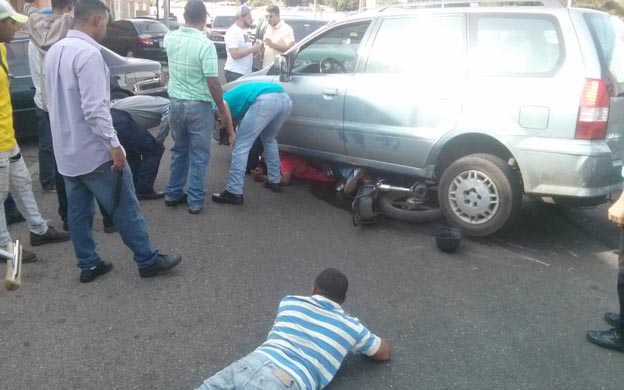 ¡Héroe anónimo!… arrolló a unos motochoros que atracaban a una dama (FOTOS)