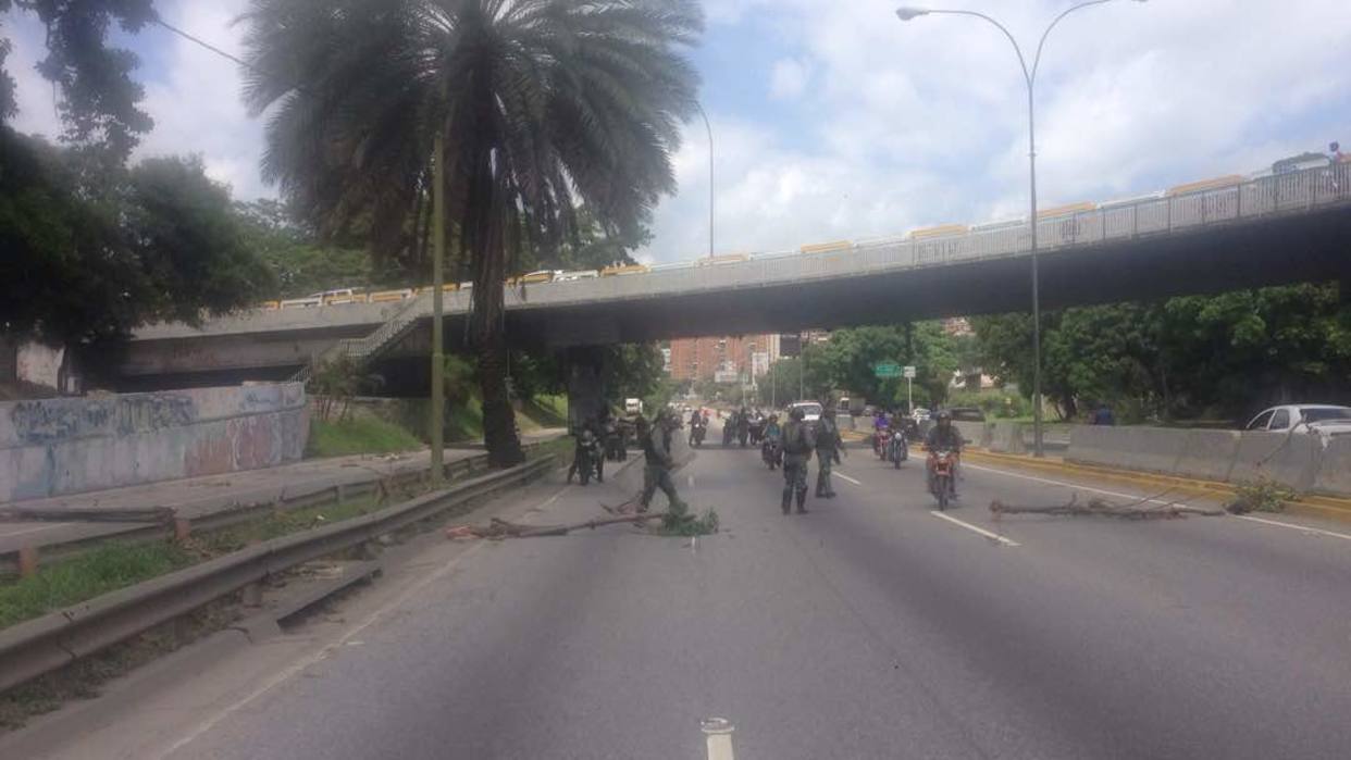 GNB dispersó el trancazo de este #4Jul en la autopista Francisco Fajardo a la altura de La California