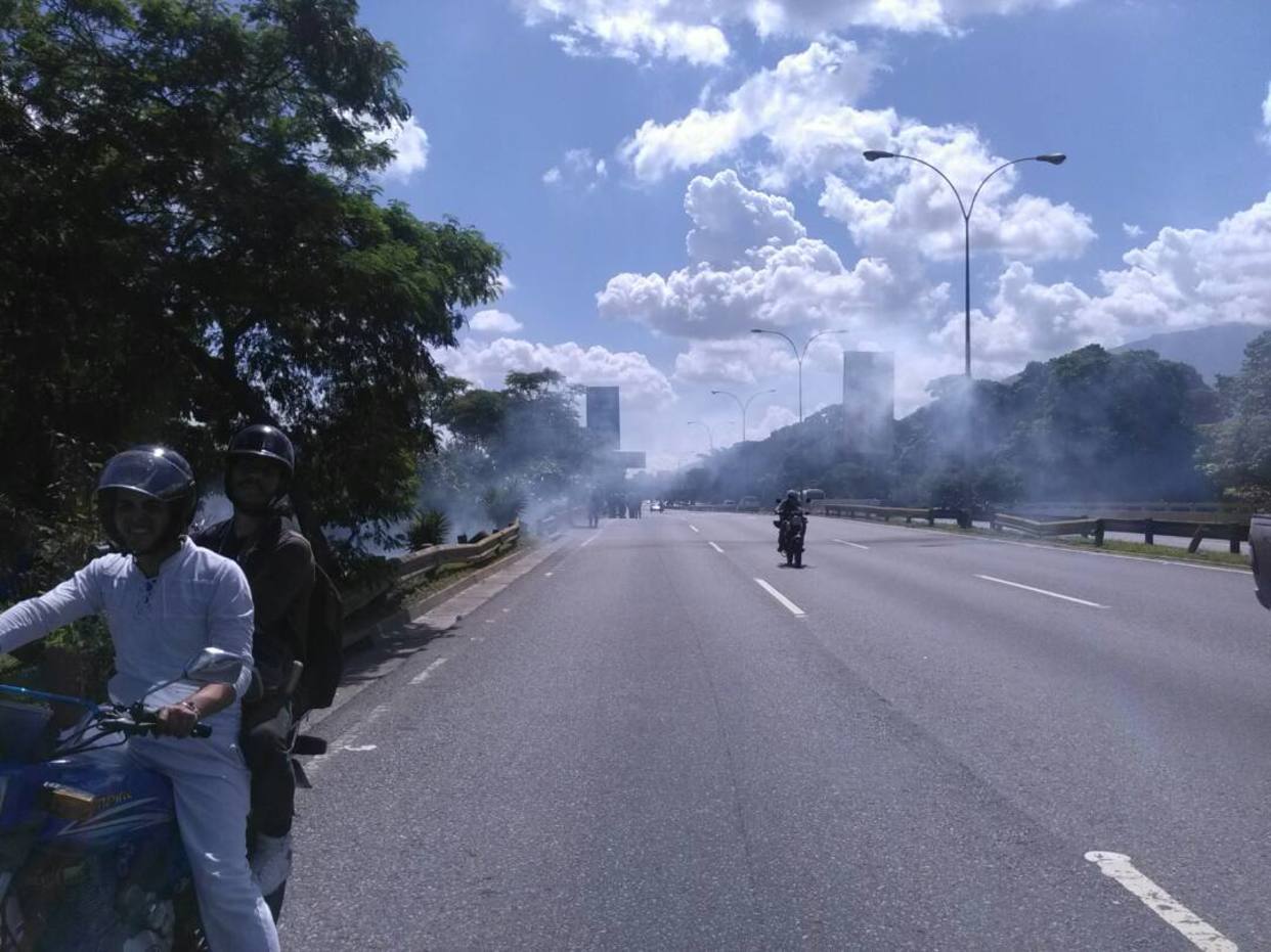 A punta de “gasecitos” la GNB dispersó el trancazo en La California (+fotos)