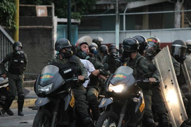 Represión brutal con detenidos en Chacao mientras Maduro transmitía cadena grabada. Foto: Régulo Gómez / LaPatilla.com