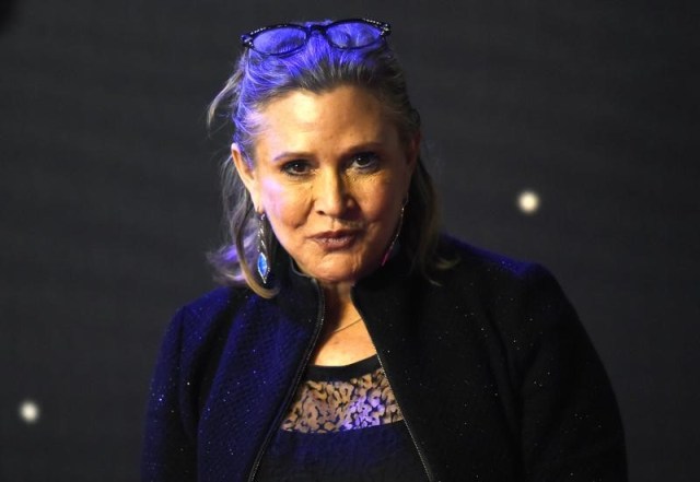 La actriz Carrie Fisher  posa para las cámaras en el estreno europeo de la "Guerra de las Galaxias", en Londres, Inglaterra. 16 de diciembre 2015. La actriz Carrie Fisher presentaba trazas de cocaína, heroína y de la droga MDMA en su organismo cuando murió repentinamente en diciembre, de acuerdo al reporte sobre su autopsia revelado el lunes. REUTERS/Paul Hackett