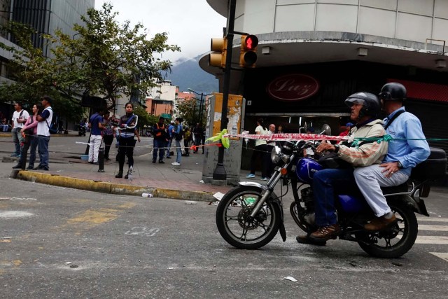 A motorcyclist stops next to ropes used to block the streets during a protest against Venezuelan President Nicolas Maduro's government in Caracas, Venezuela July 19, 2017. REUTERS/Carlos Garcia Rawlins