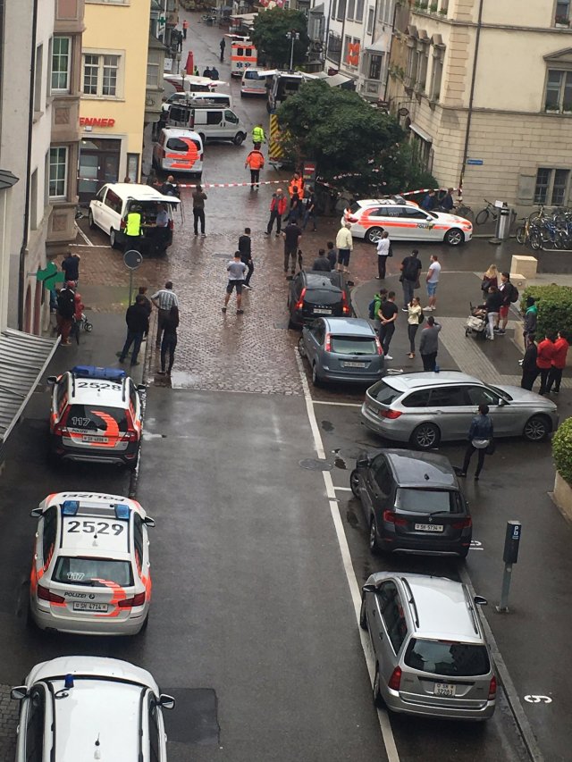 El cuadro muestra una calle acordonada después de un ataque de un hombre no identificado en Schaffhausen El cuadro muestra una calle acordonada apagado después de un ataque de un hombre no identificado en Schaffhausen, Suiza el 24 de julio de 2017 en esta imagen obtenida de medios sociales. Sebastian Kummer via REUTERS ESTA IMAGEN HA SIDO SUMINISTRADA POR UN TERCERO. NO HAY REVENDAS. NO HAY ARCHIVOS. CRÉDITO OBLIGATORIO