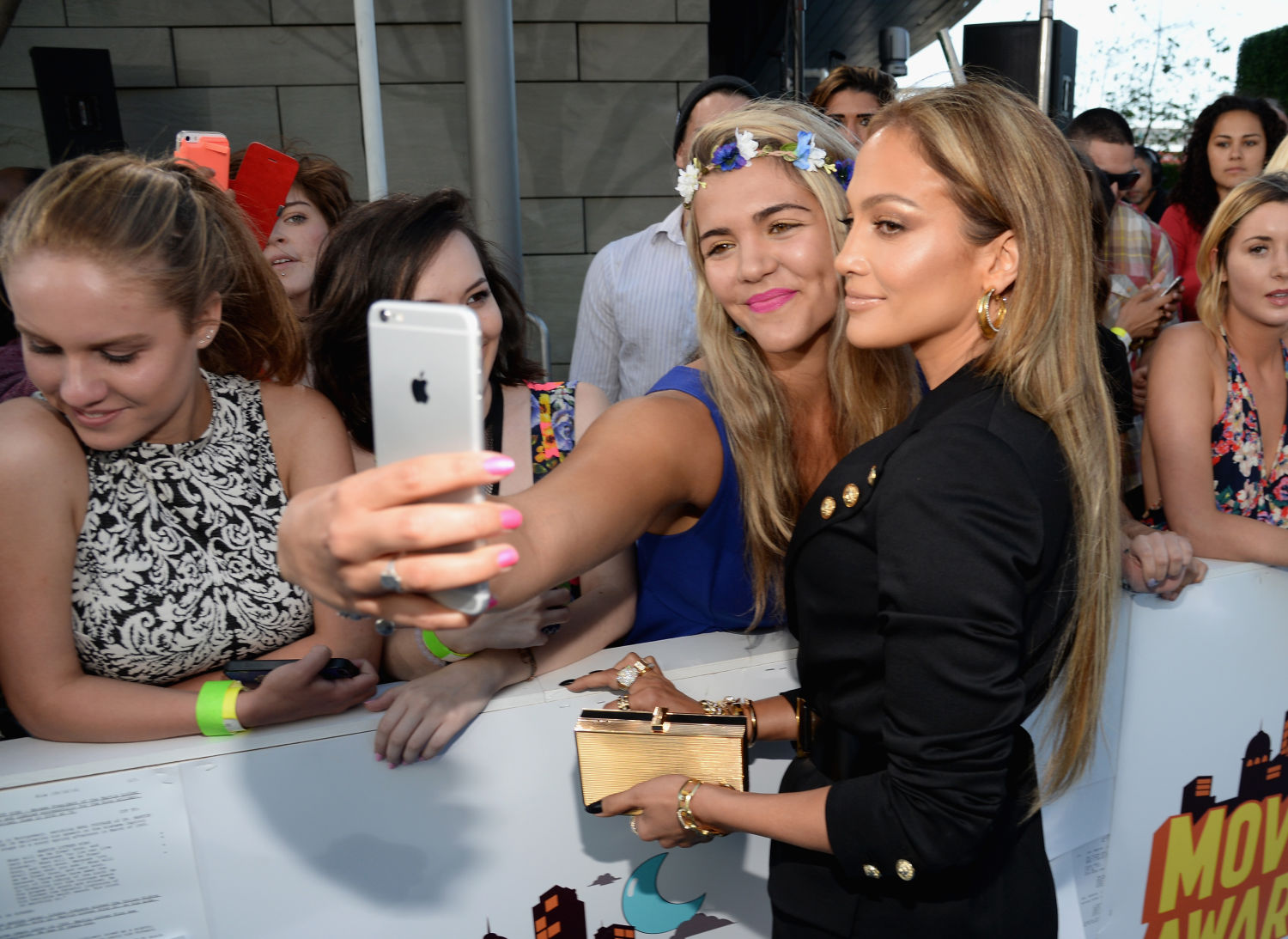 ¡Qué odiosa! Critican a Jennifer López por empujar a una fan (Video)