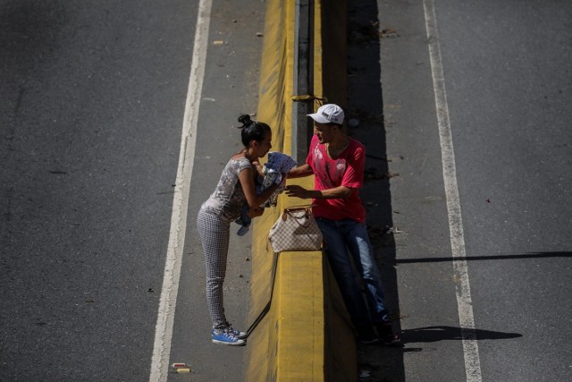 CAR25. CARACAS (VENEZUELA), 04/07/2017.- Manifestantes opositores cortan vías hoy, martes 4 de julio de 2017, en Caracas (Venezuela), para protestar contra el cambio de Constitución que promueve el Gobierno de Nicolás Maduro mediante una Asamblea Nacional Constituyente (ANC). El denominado "trancazo nacional contra la dictadura" inició como estaba pautado a las 12.00 hora local (16.00 GMT) y se extenderá durante seis horas, siendo esta la convocatoria de más larga duración que ha hecho la MUD desde que se iniciaron las protestas antigubernamentales hace tres meses. EFE/Miguel Gutiérrez