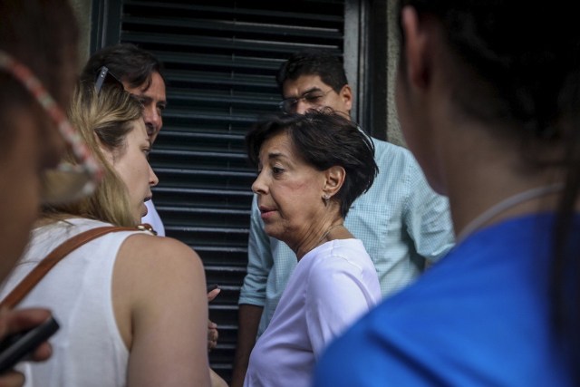 GRA224. CARACAS, 08/07/2017.- Antonieta de López (c), madre del opositor venezolano Leopoldo López, atiende a los medios de comunicación en la entrada del domicilio del opositor que ha abandonado la cárcel y ha pasado a estar en una situación de "arresto domiciliario". EFE/Miguel Gutiérrez