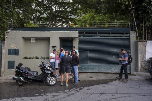 GRA237. CARACAS, 08/07/2017.- Familiares y miembros del Servicio Bolivariano de Inteligencia Nacional (Sebin), permanecen en la entrada de la casa en Caracas del opositor venezolano Leopoldo López que ha abandonado la cárcel y ha pasado a estar en una situación de "arresto domiciliario". EFE/Miguel Gutiérrez.