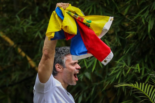 CAR31. CARACAS (VENEZUELA), 08/07/2017.- El opositor venezolano Leopoldo López saluda a seguidores hoy, sábado 8 de julio de 2017, en la entrada de su casa en Caracas (Venezuela). Leopoldo López saludó hoy desde dentro de su residencia en Caracas a la que llegó esta madrugada tras recibir una medida de arresto domiciliario que le sacó de la prisión militar en la que estaba recluido desde febrero de 2014, con una condena de 14 años de cárcel. EFE/MIGUEL GUTIÉRREZ