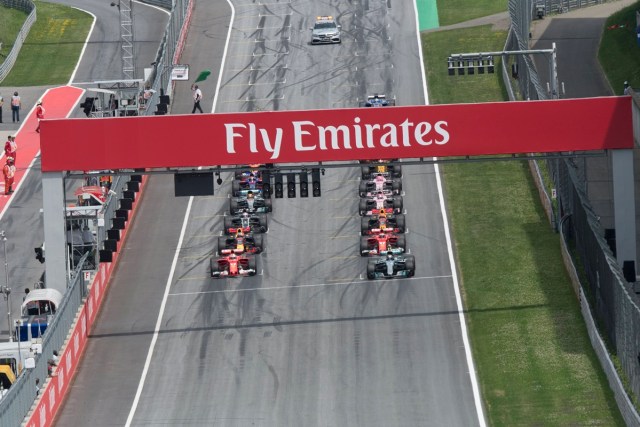 CB234. Spielberg (Austria), 09/07/2017.- Finnish Formula One driver Valtteri Bottas (R) of Mercedes AMG GP leads the pack of cars during the start of the 2017 Formula One Grand Prix of Austria at the Red Bull Ring circuit in Spielberg, Austria, 09 July 2017. (Fórmula Uno) EFE/EPA/CHRISTIAN BRUNA