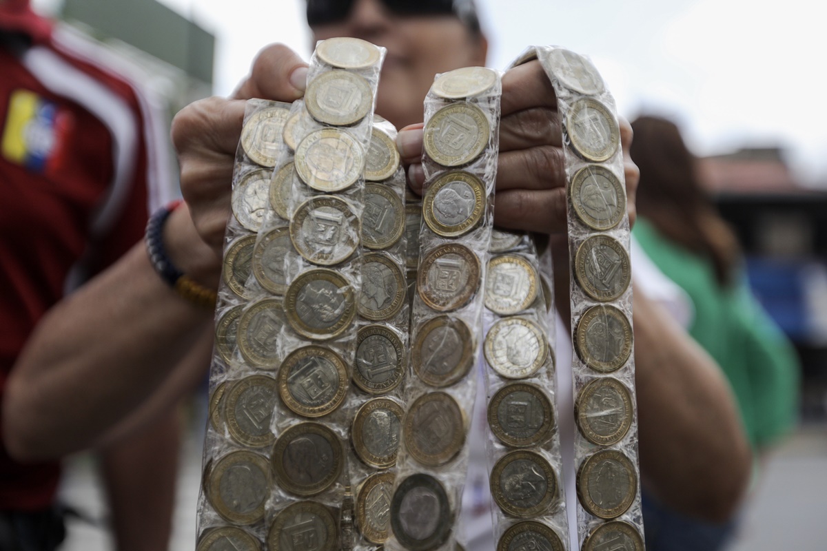 No solo los inútiles billetes de Bs.100, las inservibles monedas de Bs. 1 también se unieron al trancazo nacional