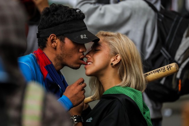 Una pareja se besa durante una manifestación opositora hoy, martes 18 de julio de 2017, en Caracas (Venezuela). Caracas fue el escenario de nuevas protestas en las que varías vías fueron cerradas por manifestantes opositores que rechazan la Asamblea Nacional Constituyente convocada por el presidente, Nicolás Maduro. La oposición anunció ayer que buscará un gobierno de transición y convocó a una huelga general este jueves para elevar la presión contra la Constituyente promovida por el Ejecutivo. EFE/Miguel Gutiérrez