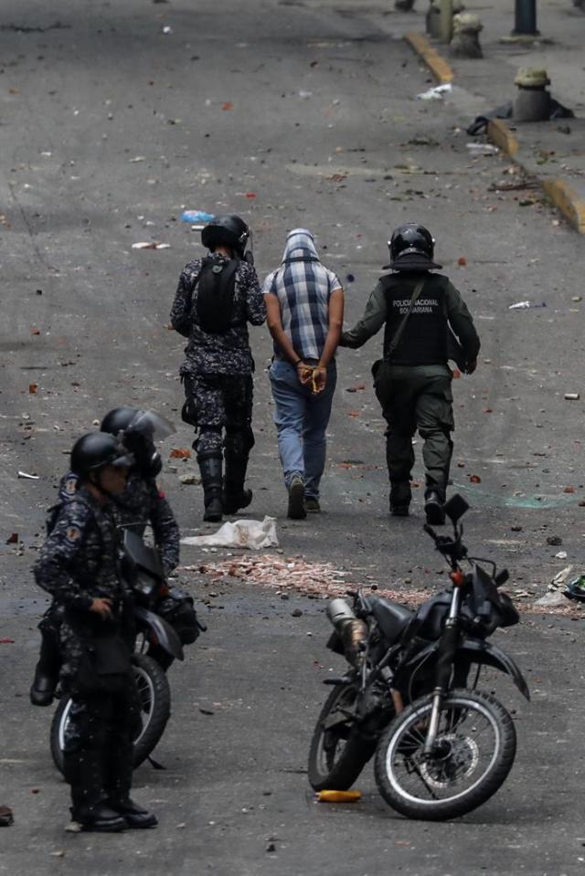 Los momentos de tensión que vivió el periodista de la Unidad al ser detenido. Foto: EFE