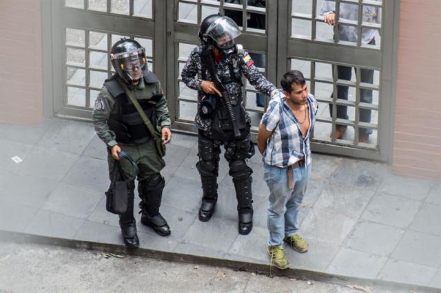 Los momentos de tensión que vivió el periodista de la Unidad al ser detenido. Foto: EFE