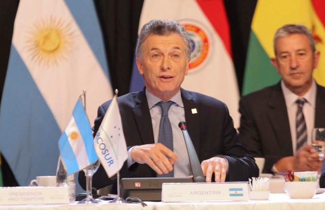 ARG14. MENDOZA (ARGENTINA), 21/07/2017.- El presidente de Argentina, Mauricio Macri, asiste a la inauguración de la cumbre semestral de jefes de Estado del Mercado Común del Sur (Mercosur) hoy, viernes 21 de julio de 2017, en Mendoza (Argentina). Macri pidió hoy "paz" y la liberación de los presos políticos en Venezuela y reiteró la disposición del Mercado Común del Sur (Mercosur) para actuar como intermediario entre el Gobierno de Nicolás Maduro y la oposición. EFE/Alberto Ortiz