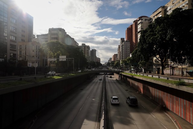 CAR10. CARACAS (VENEZUELA), 26/07/2017.- Vista de calles, avenidas y autopistas parcialmente vacías hoy, miércoles 26 de julio de 2017, durante el comienzo de la huelga general de 48 horas en Caracas (Venezuela). La oposición venezolana ha convocado a una huelga general de 48 horas en todo el país que se inicia hoy como parte de las manifestaciones en contra de la Asamblea Nacional Constituyente que impulsa el Gobierno para cambiar la Carta Magna. EFE/Miguel Gutiérrez