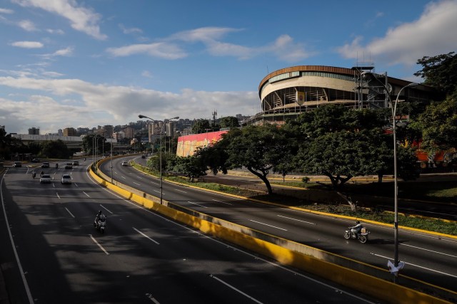 CAR12. CARACAS (VENEZUELA), 26/07/2017.- Vista de calles, avenidas y autopistas parcialmente vacías hoy, miércoles 26 de julio de 2017, durante el comienzo de la huelga general de 48 horas en Caracas (Venezuela). La oposición venezolana ha convocado a una huelga general de 48 horas en todo el país que se inicia hoy como parte de las manifestaciones en contra de la Asamblea Nacional Constituyente que impulsa el Gobierno para cambiar la Carta Magna. EFE/Miguel Gutiérrez