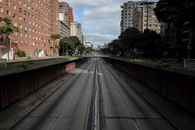 CAR13. CARACAS (VENEZUELA), 26/07/2017.- Vista de calles, avenidas y autopistas parcialmente vacías hoy, miércoles 26 de julio de 2017, durante el comienzo de la huelga general de 48 horas en Caracas (Venezuela). La oposición venezolana ha convocado a una huelga general de 48 horas en todo el país que se inicia hoy como parte de las manifestaciones en contra de la Asamblea Nacional Constituyente que impulsa el Gobierno para cambiar la Carta Magna. EFE/Miguel Gutiérrez