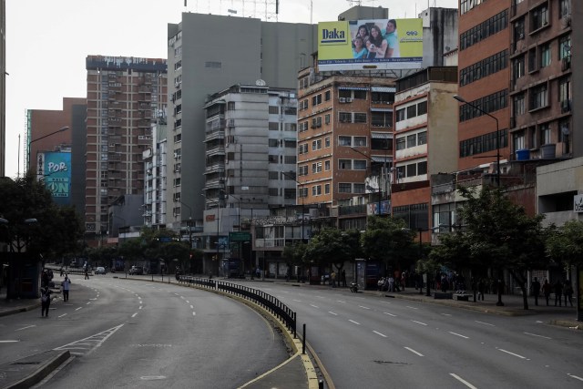 CAR20. CARACAS (VENEZUELA), 26/07/2017.- Vista de calles, avenidas y autopistas parcialmente vacías hoy, miércoles 26 de julio de 2017, durante el comienzo de la huelga general de 48 horas en Caracas (Venezuela). La oposición venezolana ha convocado a una huelga general de 48 horas en todo el país que se inicia hoy como parte de las manifestaciones en contra de la Asamblea Nacional Constituyente que impulsa el Gobierno para cambiar la Carta Magna. EFE/Miguel Gutiérrez