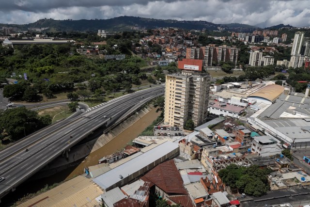 CAR25. CARACAS (VENEZUELA), 26/07/2017.- Vista de una autopista parcialmente vacía hoy, miércoles 26 de julio de 2017, durante la huelga general de 48 horas en Caracas (Venezuela). La oposición venezolana ha convocado a una huelga general de 48 horas en todo el país que se inicia hoy como parte de las manifestaciones en contra de la Asamblea Nacional Constituyente que impulsa el Gobierno para cambiar la Carta Magna. EFE/Miguel Gutiérrez