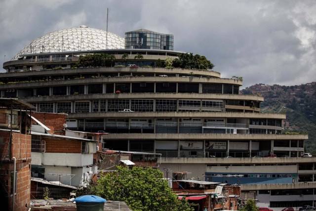 ACOMPAÑA CRÓNICA: VENEZUELA CRISIS - CR01. CARACAS (VENEZUELA), 28/07/2017.- Fotografía del edificio "El Helicoide", sede del Servicio Bolivariano de Inteligencia (Sebin) y lugar de detención de la mayor parte de los detenidos en protestas que siguen privados de libertad, y algunos de los casi 500 presos políticos hoy, viernes 28 de julio de 2017, en Caracas (Venezuela). Una media de 40 personas, en su mayoría estudiantes, han sido detenidas cada día en Venezuela por delitos como "terrorismo" o "insurrección" desde que empezara el 1 de abril la presente ola de protestas para exigir la renuncia del presidente Nicolás Maduro, en las que han muerto más de cien personas. EFE/CRÍSTIAN HERNÁNDEZ