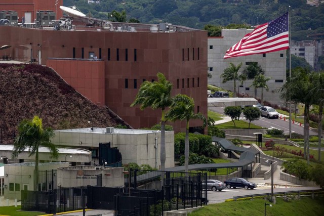 CAR05. CARACAS (VENEZUELA), 28/07/2017. Vista exterior de la embajada de Estados Unidos hoy, viernes 28 de julio de 2017, en Caracas (Venezuela). El canciller de Venezuela, Samuel Moncada, acusó hoy a Estados Unidos de crear deliberadamente alarma en el país con la intención de sembrar el caos, después de que Washington ordenara al personal diplomático y sus familias salir de la nación antes de las elecciones del domingo. EFE/CRISTIAN HERNÁNDEZ