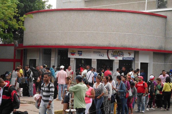 Pese al valor de la moneda venezolana en la frontera, miles de personas van a Colombia a comprar alimentos y medicinas. (Foto/JGH)