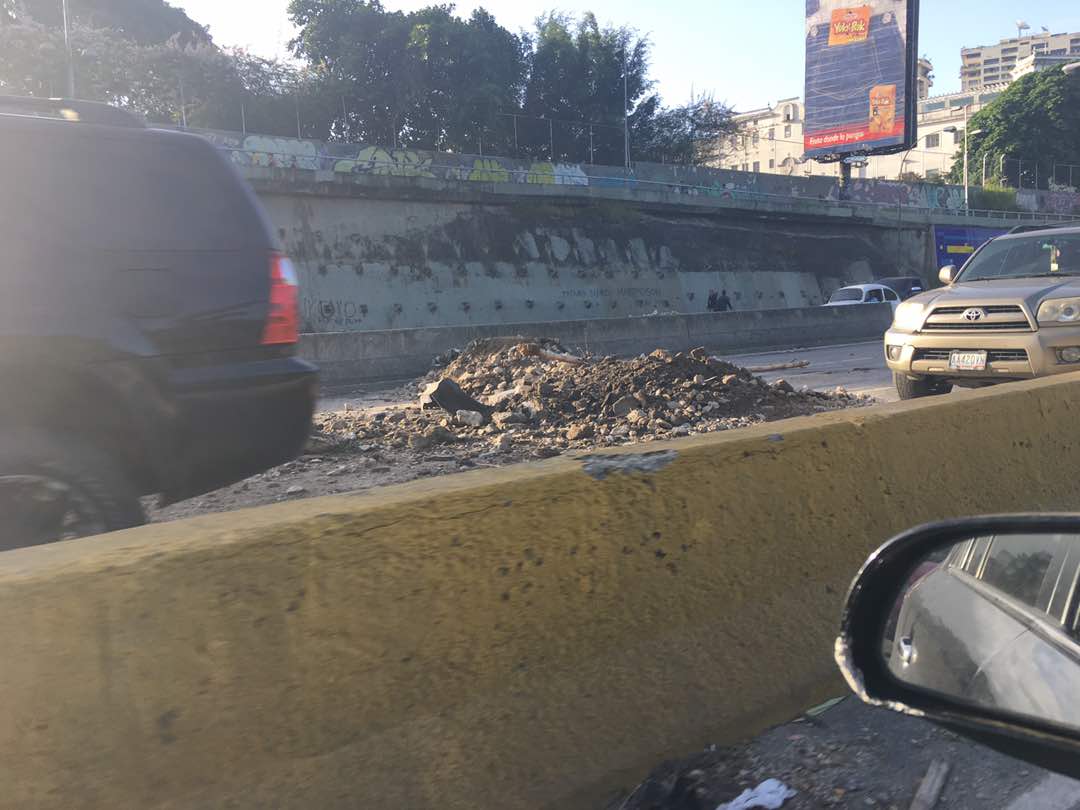 Reportan montaña de tierra en la autopista Prados del Este #21Jul