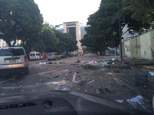 Barricadas desde El Hatillo hasta El Cafetal / Fotos: @verocarballo7