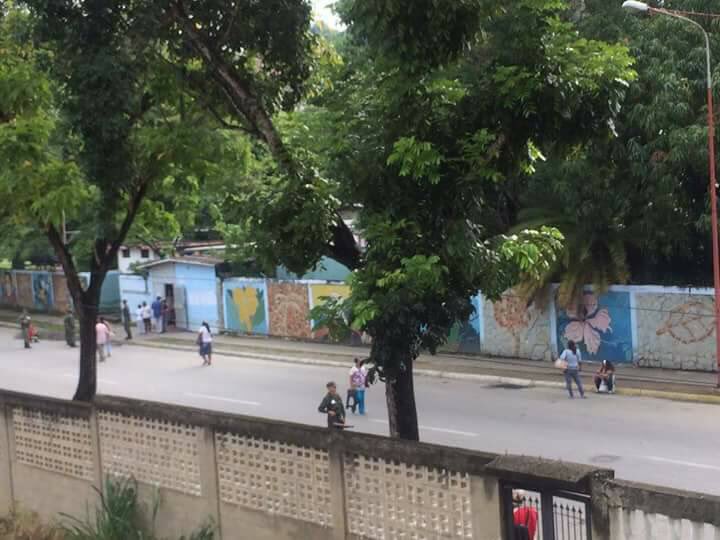 11:30 a.m. Vacíos están a esta hora los centros de votación en Charallave #30Jul