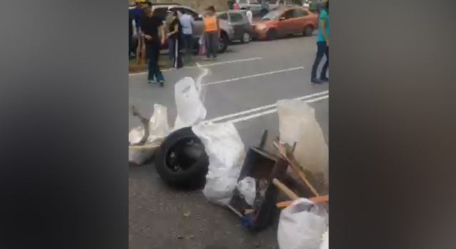 Foto:  Inicia trancazo de 10 horas en Cumbres de Curumo de Caracas / Diana Carolina Ruiz 