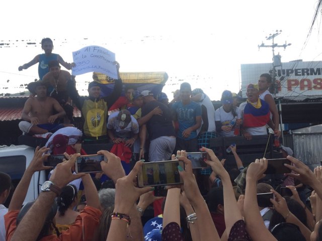 A pesar del susto, los jóvenes fueron recibidos como héroes en Socopó. Foto: @normanmendez 