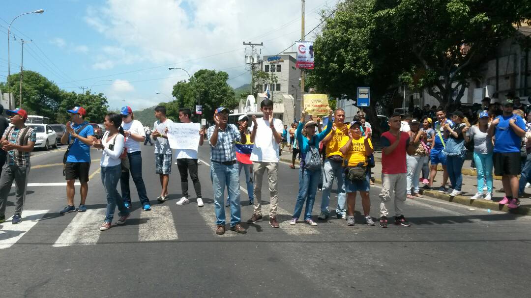 Varguenses se hacen sentir y trancan en Maiquetía #4Jul