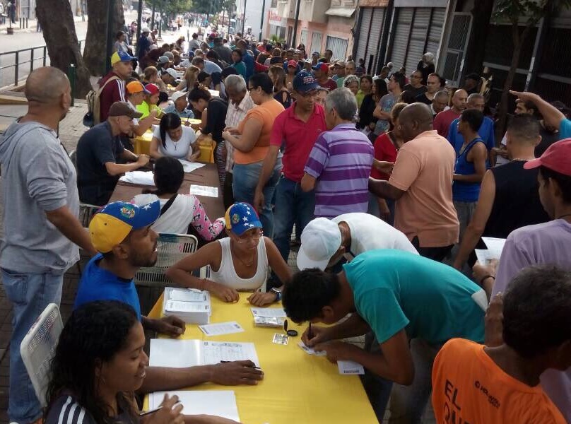 ¡Otro sector popular! Habitantes de El Cementerio participan en la consulta #16Jul (Fotos)