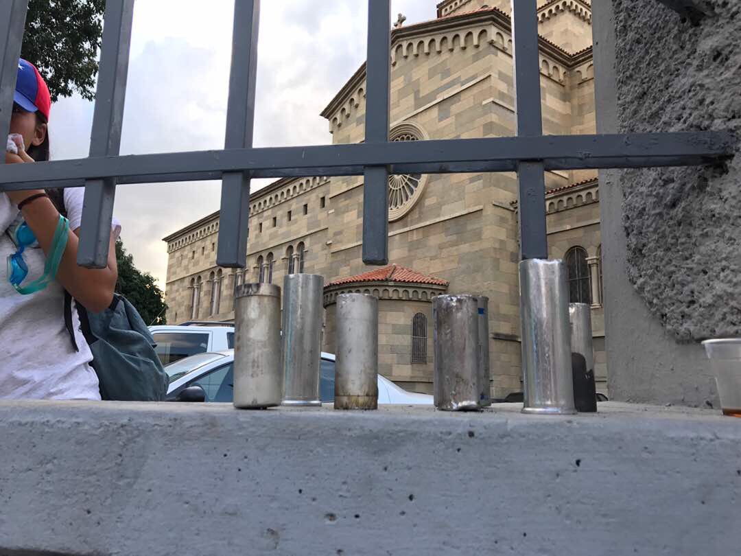 ¡No respetan! Cuerpos de in-seguridad dispararon “gasecitos” contra la Iglesia Chiquinquirá