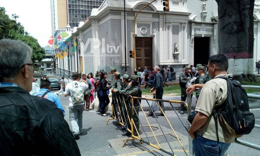 GNB impide paso de periodistas a la Asamblea Nacional #11Jul (Video)