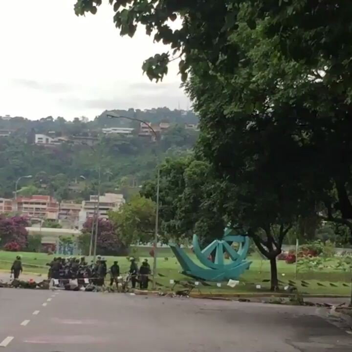 GNB dispersa a manifestantes y quita barricadas en el distribuidor Altamira #20Jul (Foto y Video)