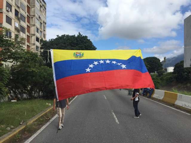  Los vecinos de El Cafetal montaron barricadas durante el Paro Nacional  / Foto Regulo Goméz LaPatilla.com 