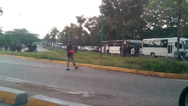 Foto: Desde temprano funcionarios de Polilara apostados en El Cardenalito / Carlos Suarez 