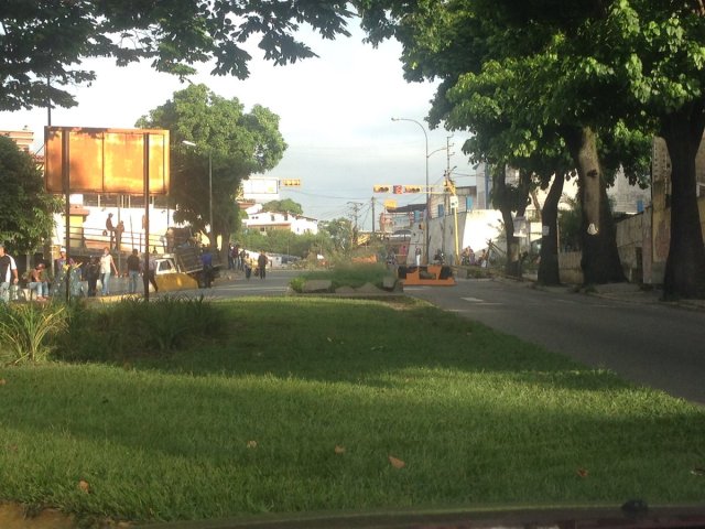 Barricadas desde El Hatillo hasta El Cafetal / Fotos: @verocarballo7