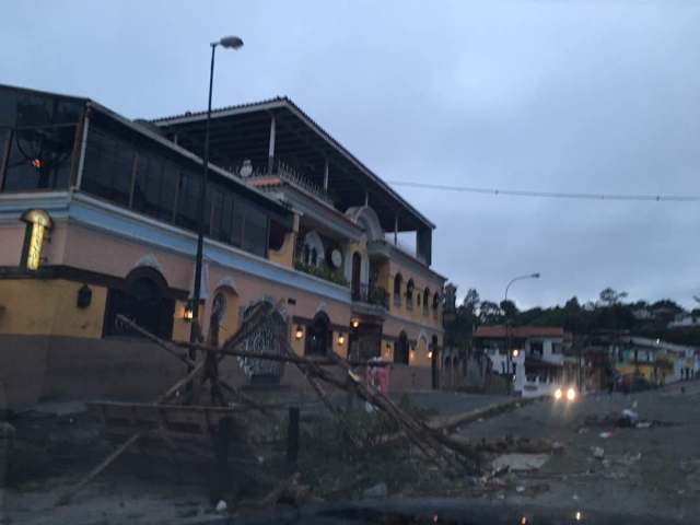 Barricadas desde El Hatillo hasta El Cafetal / Fotos: @verocarballo7