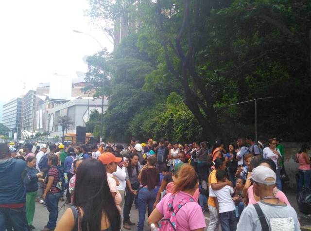 Vecinos de La California colocan barricadas en la avenida Francisco de Miranda / Foto: Polisucre