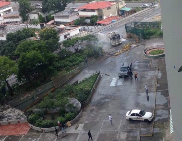 GNB arremete de nuevo contra residencias en Los Verdes y causan destrozos #20Jul